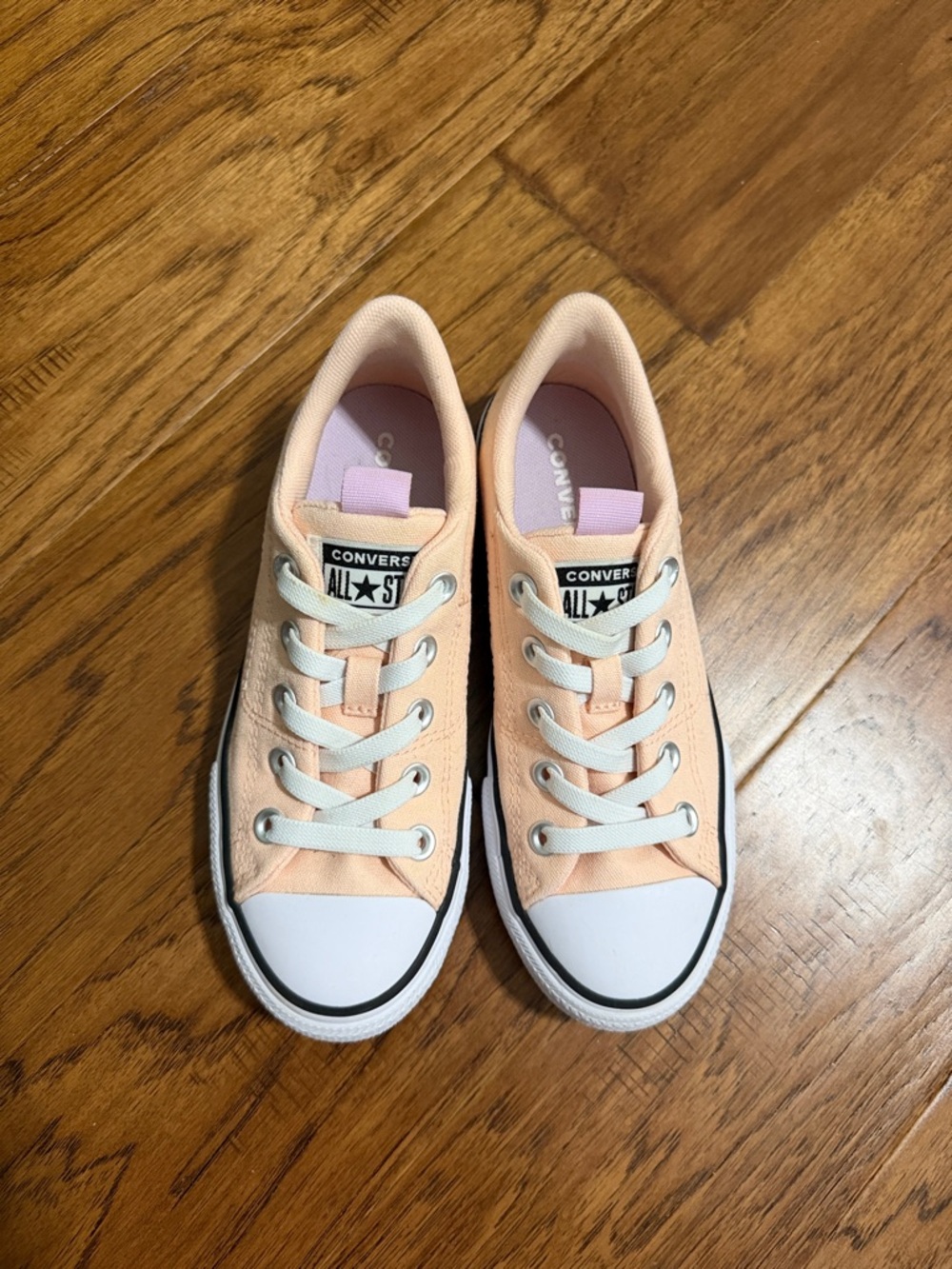 NWOB Converse Kids Peach Canvas Low-Top Sneakers with White Accents Size 2
